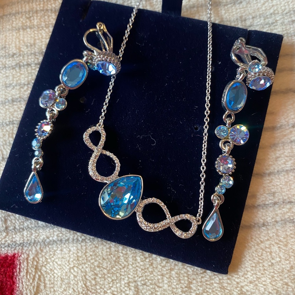 ￼
Gorgeous ocean blue SWAROVSKI Crystal clip on earrings and necklace set